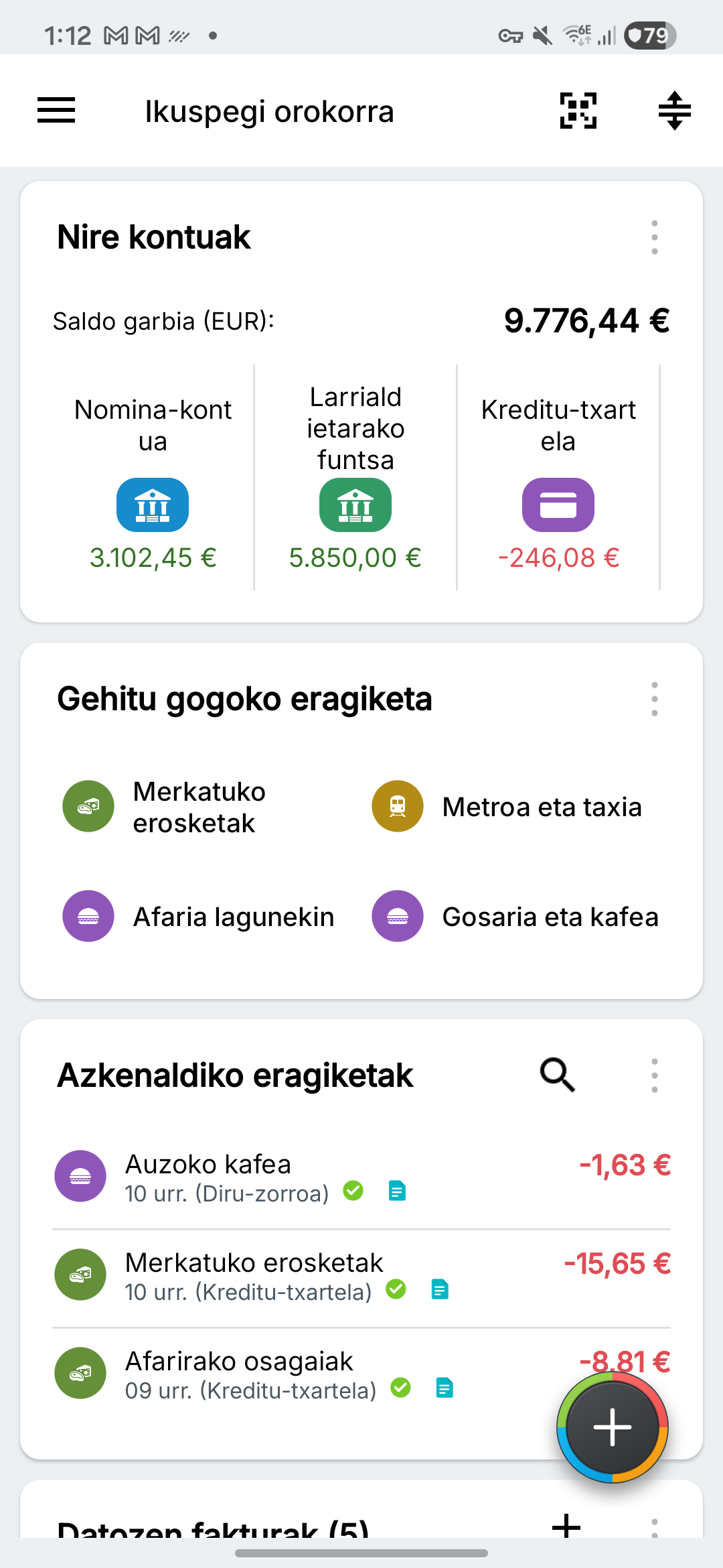 Expense IQ-ren ikuspegi orokorra fikziozko kontu korronte, aurrezki eta kreditu-txartelen kontuekin